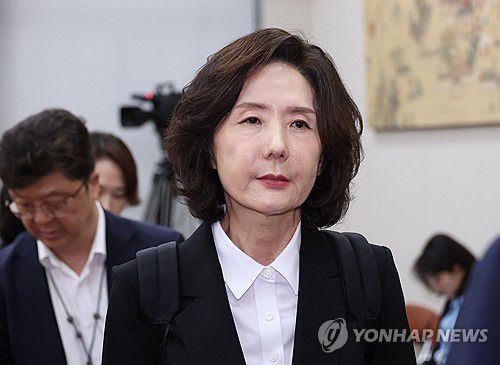 자리 나서는 이진숙 교육부 장관 후보자[연합뉴스 자료사진]