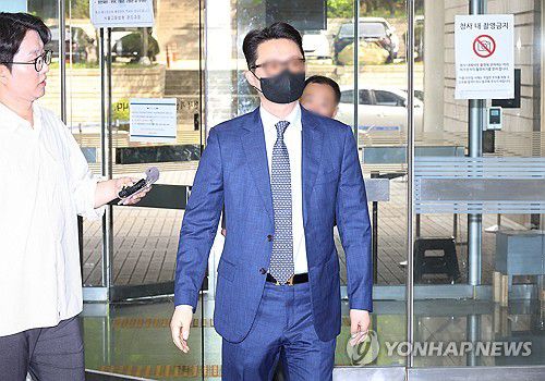 법원 출석하는 전 통일교 세계본부장(서울=연합뉴스) 김주형 기자 = '건진법사 청탁 의혹'의 핵심 인물인 통일교 전 세계본부장 윤모 씨가 30일 영장실질심사를 위해 서울중앙지법에 출석하고 있다. 2025.7.30 kjhpress@yna.co.kr