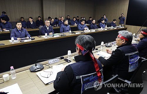 서울지하철 노사 임단협 막판 교섭(서울=연합뉴스) 윤동진 기자 = 서울교통공사 노사가 11일 서울 성동구 서울교통공사 본사에서 열린 서울지하철 노사 임금교섭 본회의에 참석해 있다. 2025.12.11 mon@yna.co.kr