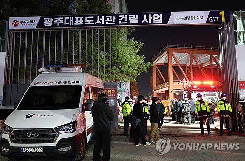 야간 구조작업(광주=연합뉴스) 조남수 기자 = 11일 오후 광주 서구 도서관 건립공사장 붕괴 현장에서 소방당국이 매몰자 구조작업을 하고 있다. 2025.12.11 iso64@yna.co.kr