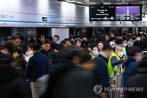 서울지하철 노조 파업 철회, 지하철 정상 운행(서울=연합뉴스) 신현우 기자 = 서울 지하철 1∼8호선을 운영하는 서울교통공사 노사 간 임금·단체협약 협상이 12일 오전 타결됐다. 이에 따라 노조는 파업 계획을 철회했다.     사진은 이날 서울지하철 4호선 충무로역 승강장에서 승객이 오가는 모습. 2025.12.12 nowwego@yna.co.kr