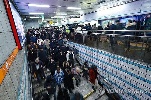 서울지하철 노조 임단협 타결로 파업 철회(서울=연합뉴스) 신현우 기자 = 서울 지하철 1∼8호선을 운영하는 서울교통공사 노사 간 임금·단체협약 협상이 12일 오전 타결됐다. 이에 따라 노조는 파업 계획을 철회했다.     사진은 이날 서울지하철 4호선 충무로역에서 승객이 오가는 모습. 2025.12.12 nowwego@yna.co.kr