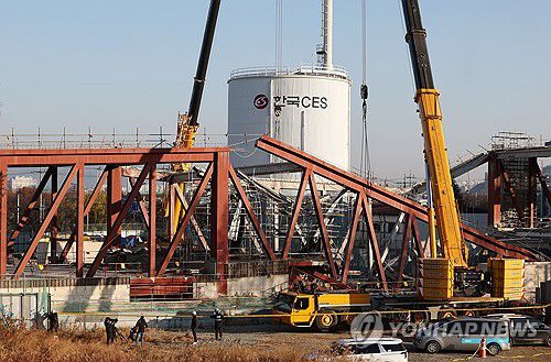 대형 크레인 설치된 붕괴 현장(광주=연합뉴스) 조남수 기자 = 광주대표도서관 신축 공사장 붕괴 사고 이틀째인 12일 광주 서구 치평동 사고 현장에 대형 크레인이 설치돼 있다. 2025.12.12 iso64@yna.co.kr