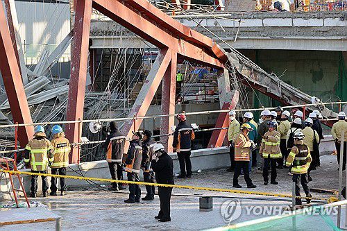 이틀째 이어지는 구조 작업(광주=연합뉴스) 조남수 기자 = 광주대표도서관 신축 공사장 붕괴 사고 이틀째인 12일 광주 재난안전대책본부 관계자들이 서구 치평동 붕괴 현장을 살펴보고 있다. 2025.12.12 iso64@yna.co.kr