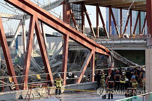 대표도서관 붕괴 현장(광주=연합뉴스) 조남수 기자 = 광주대표도서관 신축 공사장 붕괴 사고 이틀째인 12일 광주 재난안전대책본부 관계자들이 서구 치평동 붕괴 현장을 살펴보고 있다. 2025.12.12 iso64@yna.co.kr