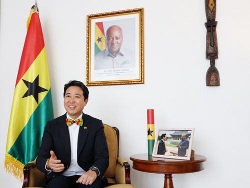 인터뷰하는 최고조 주한 가나대사    (서울=연합뉴스) 이지은 기자 = 최고조 주한 가나대사가 지난 12일 서울 용산구 주한 가나대사관저에서 연합뉴스와 인터뷰를 하고 있다. 2025.12.13 jieunlee@yna.co.kr (끝)