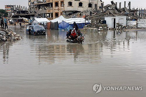 가자지구 홍수(가자시티 로이터=연합뉴스) 12일(현지시간) 가자시티 거리가 홍수로 물에 잠겼다. 2025.12.12 photo@yna.co.kr