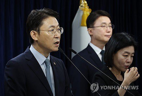 브리핑하는 금융위원회 부위원장(서울=연합뉴스) 신준희 기자 = 19일 서울 종로구 정부서울청사에서 열린 해킹 대응을 위한 과기정통부-금융위 합동 브리핑에서 권대영 금융위원회 부위원장이 사고 관련 설명을 하고 있다. 2025.9.19 hama@yna.co.kr