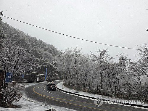 '눈길 운전 조심'[연합뉴스 자료사진]