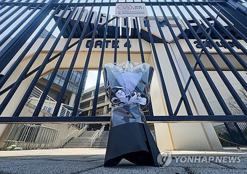 지난 4월 초 창원NC파크에 놓인 조화[연합뉴스 자료사진]