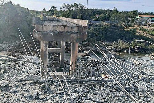태국군 공격으로 파손된 캄보디아 다리[캄보디아 국영 AKP 통신 제공. AFP 연합뉴스. 재판매 및 DB 금지]