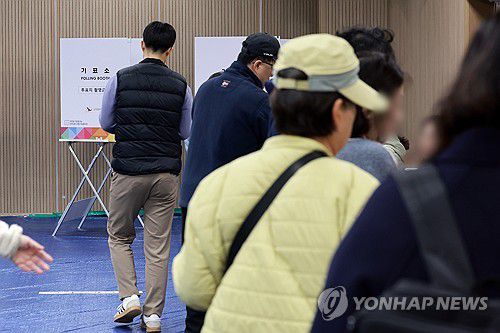 4·2재보궐선거 사전투표하는 유권자들(서울=연합뉴스) 신현우 기자 = 4·2재보궐선거 사전투표를 시작한 28일 서울 구로구 개봉2동주민센터에 마련된 사전투표소에서 유권자들이 투표용지를 받고 있다. 2025.3.28 nowwego@yna.co.kr