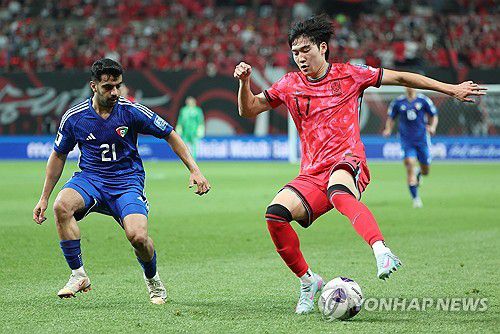 배준호, 내 공이야(서울=연합뉴스) 김성민 기자 = 10일 서울월드컵경기장에서 열린 2026 북중미 월드컵 아시아 3차 예선 최종전 한국과 쿠웨이트의 경기. 한국 배준호가 수비를 돌파하고 있다. 2025.6.10 ksm7976@yna.co.kr