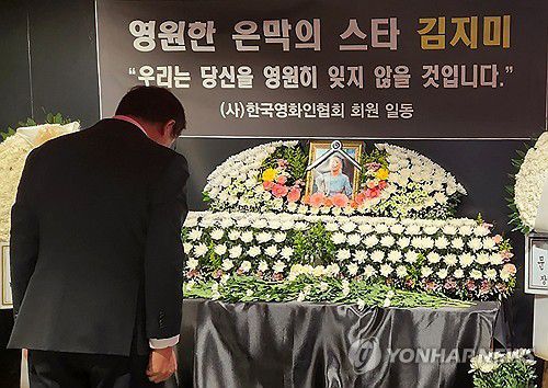 조문하는 최휘영 장관(서울=연합뉴스) 최휘영 문화체육관광부 장관이 11일 서울 중구 충무로 서울영화센터에 마련된 배우 고(故) 김지미 추모 공간을 찾아 조문하고 있다. 2025.12.11 [문화체육관광부 제공, 재판매 및 DB 금지] photo@yna.co.kr