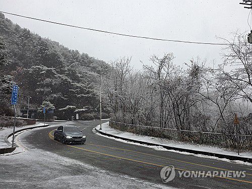 하얀 눈 내린 춘천(춘천=연합뉴스) 13일 강원 춘천시 신북읍 소양강댐 인근 도로를 차들이 내려가고 있다.     김진태 강원도지사는 영서 지역을 중심으로 대설이 예보됨에 따라 이날 오전 9시부터 재난안전대책본부 비상 1단계 선제 가동을 지시했다. 2025.12.13 [독자 제공. 재판매 및 DB 금지] ryu@yna.co.kr