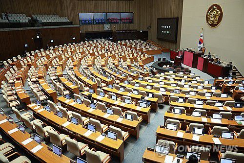 서범수 의원, 경찰관직무집행법 개정안 무제한 토론 시작(서울=연합뉴스) 신현우 기자 = 국민의힘 서범수 의원이 13일 국회에서 열린 12월 임시국회 본회의에서 경찰관 직무집행법 일부개정법률안에 대해 무제한 토론을 하고 있다. 2025.12.13 nowwego@yna.co.kr
