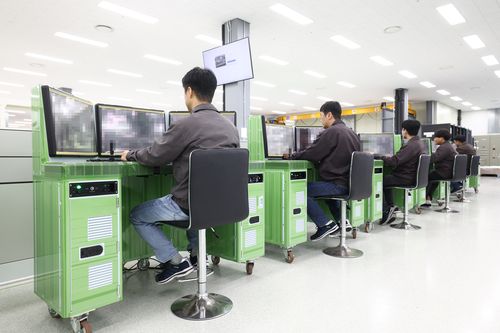 울산급 배치-Ⅲ 전투체계(CMS) 사전 시험을 하는 한화시스템 직원들[한화시스템 제공. 재판매 및 DB 금지]