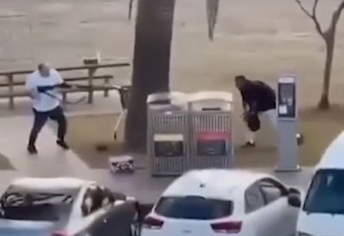 총격범과 몸싸움을 벌인 끝에 총기를 빼앗아 제압에 성공한 아흐메드[소셜미디어 캡처. 재판매 및 DB 금지]