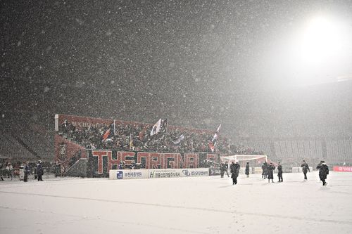 눈보라 속에서도 응원하는 부천FC 서포터스지난 4일 부천종합운동장에서 눈보라로 경기가 연기된 후에도 응원하는 부천FC 서포터스. [부천시 제공. 재판매 및 DB 금지]