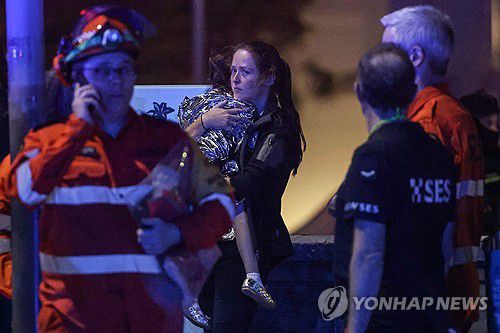 총기난사 사건 현장에서 아이를 안고 있는 한 여성[AFP=연합뉴스. 재판매 및 DB 금지]