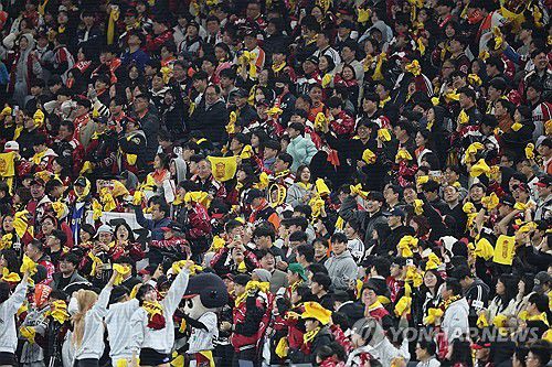 9회 역전에 난리 난 LG 관중들(대전=연합뉴스) 서대연 기자 = 30일 대전 한화생명 볼파크에서 열린 2025 프로야구 KBO리그 포스트시즌 한국시리즈 4차전 LG 트윈스와 한화 이글스의 경기.     9회초 2사 2, 3루 LG 김현수의 역전 2타점 적시타 때 LG 팬들이 환호하고 있다. 2025.10.30 dwise@yna.co.kr