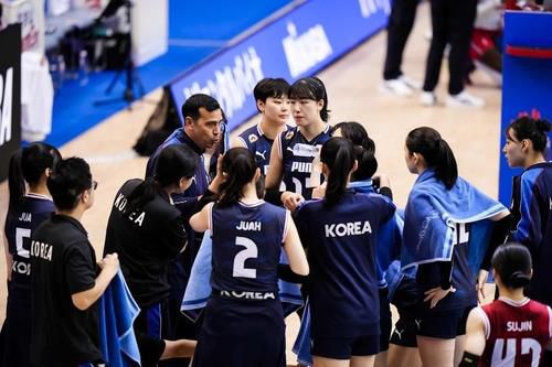 모랄레스 감독(중앙)의 지시를 듣는 여자대표팀 선수들[FIVB 홈피 캡처. 재판매 및 DB 금지]