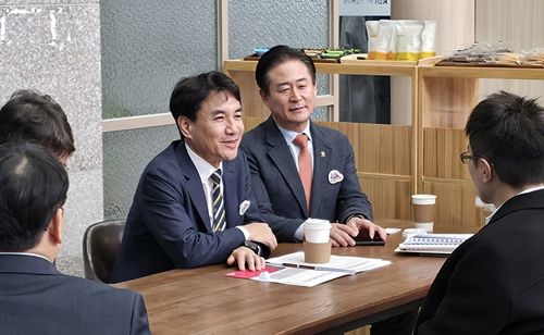 김진태 강원지사(왼쪽)와 신영재 홍천군수, KDI 방문[강원도 제공.재판매 및 DB 금지]