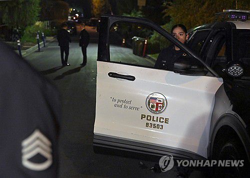 14일(현지시간) 롭 라이너 감독 부부가 피살된 LA 자택 앞에서 현장 조사 중인 경찰 [UPI=연합뉴스. 재판매 및 DB 금지]