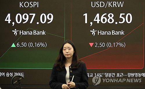 코스피, 장초반 보합권 출발(서울=연합뉴스) 이진욱 기자 = 16일 오전 서울 중구 하나은행 본점 딜링룸에서 직원들이 업무를 보고 있다. 이날 오전 9시 4분 현재 코스피는 전장보다 4.73포인트(0.12%) 오른 4,095.32를 나타내고 있다. 2025.12.16 cityboy@yna.co.kr