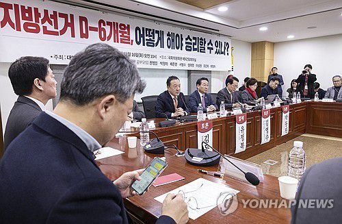 국민의힘 재선의원 모임, 지방선거 앞두고 토론회(서울=연합뉴스) 황광모 기자 = 국민의힘 재선의원 공부 모임인 '대안과 책임'이 16일 국회의원회관에서 개최한 '지방선거 D-6개월 어떻게 해야 승리할 수 있나?' 토론회에서 엄태영 의원이 재선 의원을 대표해 인사말을 하고 있다. 2025.12.16 hkmpooh@yna.co.kr