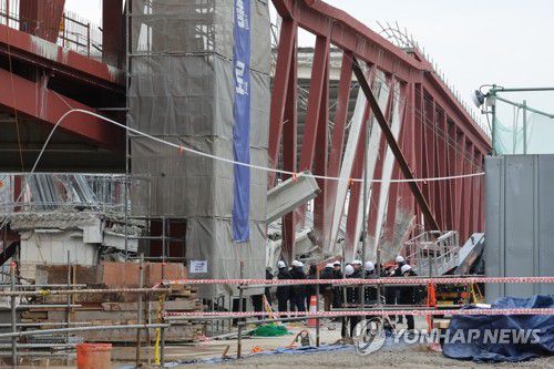 광주대표도서관 붕괴 현장 감식(광주=연합뉴스) 조남수 기자 = 16일 광주 서구 광주대표도서관 붕괴 현장에서 국립과학수사연구원, 경찰, 한국산업안전보건공단 등 관계기관이 합동 감식하고 있다. 2025.12.16 iso64@yna.co.kr