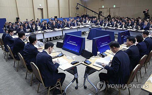 복지부·식약처 업무보고(세종=연합뉴스) 김도훈 기자 = 16일 정부세종컨벤션센터에서 이재명 대통령이 참석한 보건복지부(질병관리청)·식품의약품안전처 업무보고가 진행되고 있다. 2025.12.16 [대통령실통신사진기자단] superdoo82@yna.co.kr