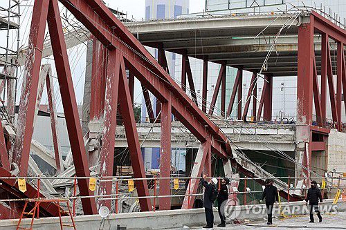 광주 도서관 붕괴 현장 감식(광주=연합뉴스) 조남수 기자 = 16일 오후 광주 서구 치평동 광주대표도서관 붕괴 사고 현장에서 국립과학수사연구원ㆍ경찰ㆍ고용노동부ㆍ한국산업안전보건공단 등 관계기관이 합동 감식하고 있다. 2025.12.16 iso64@yna.co.kr