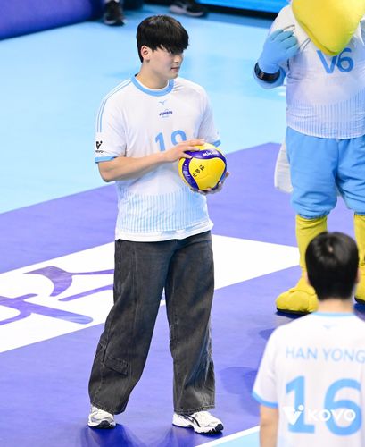 인천 계양체육관에서 시구하는 조병현[한국배구연맹 제공. 재판매 및 DB 금지]