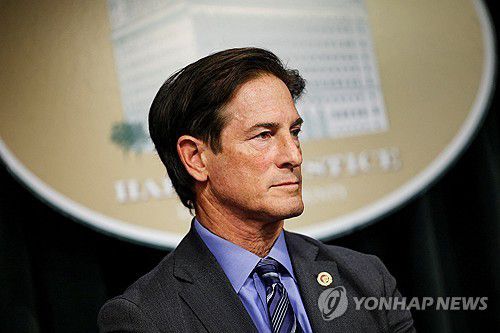 네이선 호크먼 로스앤젤레스 카운티 지방검사장(로스앤젤레스 로이터=연합뉴스) 2025년 12월 16일 닉 라이너(32)의 부모 살인 사건에 대한 기자회견에 참석한 네이선 호크먼 로스앤젤레스 카운티 지방검사장(DA). (REUTERS/Daniel Cole) 2025.12.17.