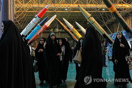 (AP=연합뉴스) 지난달 13일 이란 수도 테헤란 외곽 국립 우주항공 공원에서 열린 전시회에서 시민들이 무기를 보고 있다.