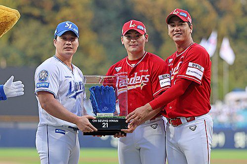 은퇴 투어 오승환과 기념 촬영한 조병현과 김광현(서울=연합뉴스) 은퇴를 앞둔 삼성 오승환(왼쪽)이 11일 대구 삼성라이온즈파크에서 열린 SSG와 정규시즌 마지막 맞대결을 앞두고, SSG 조병현(가운데), 김광현과 기념 촬영을 하고 있다. 2025.9.11 [삼성 라이온즈 제공. 재판매 및 DB 금지] photo@yna.co.kr