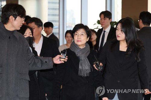 특검에 소환되는 김기현 의원 부인(서울=연합뉴스) 이진욱 기자 = 국민의힘 김기현 의원 부인 이 씨가 지난 5일 김건희 여사의 '로저비비에 클러치백 수수 의혹'을 수사하는 민중기 특별검사팀에 피의자 신분으로 소환되고 있다.     이 씨는 2023년 국민의힘 당대표 선거에서 김 의원이 당선된 후 김 여사에게 로저비비에 클러치백을 전달한 혐의를 받고 있다. 2025.12.5 cityboy@yna.co.kr