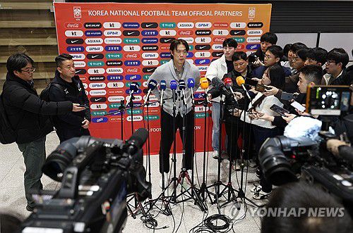 질문 답하는 홍명보 감독(영종도=연합뉴스) 이지은 기자 = 국제축구연맹(FIFA) 2026 북중미 월드컵에 나서는 홍명보 축구대표팀 감독이 월드컵 조 추첨식 참석과 베이스캠프 답사를 마치고 12일 인천국제공항을 통해 귀국한 뒤 취재진과 인터뷰하고 있다. 2025.12.12 jieunlee@yna.co.kr