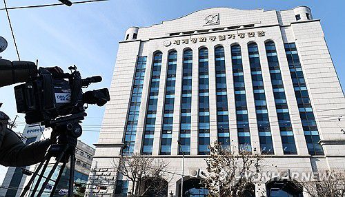 경찰, 통일교 서울본부 압수수색(서울=연합뉴스) 김인철 기자 = 경찰이 정치권 인사들의 통일교 금품 수수 의혹과 관련해 첫 강제수사에 나선 15일 서울 용산구 세계평화통일가정연합 한국본부의 모습.     경찰청 특별전담수사팀은 이날 오전 9시께부터 경기 가평 통일교 천정궁과 서울 용산구 통일교 서울본부 등 10곳에 대해 압수수색영장을 집행 중이다. 2025.12.15 yatoya@yna.co.kr