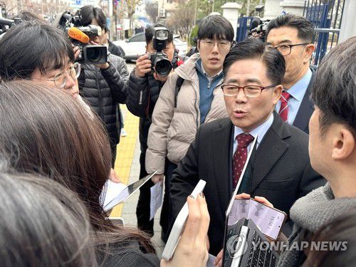 경찰청 앞 기자회견 연 김규환 전 의원(서울=연합뉴스) 박영민 기자 = 김규환 전 미래통합당 의원이 15일 서울 서대문구 경찰청 국가수사본부 앞에서 통일교 관련 최근 자신에 대해 불거진 의혹과 관련해 결백을 주장하며 기자회견을 하고 있다. 2025.12.15 ymp@yna.co.kr