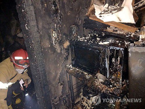 그을린 주택 내부[전북특별자치도 소방본부 제공. 재판매 및 DB 금지]