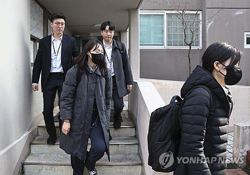 김건희특검, '로저비비에 선물' 김기현 자택 압수수색 종료(서울=연합뉴스) 윤동진 기자 = 김건희 여사의 '로저비비에 가방 수수 의혹'을 수사하는 민중기 특별검사팀이 17일 국민의힘 김기현 의원 주거지에 대한 압수수색을 마친 후 차로 이동하고 있다. 2025.12.17 mon@yna.co.kr