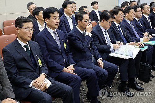 핵심 빠진 쿠팡 '반쪽' 청문회(서울=연합뉴스) 이동해 기자 = 17일 국회 과학기술정보방송통신위원회에서 열린 쿠팡 침해사고 관련 청문회에 증인으로 출석한 조용우 쿠팡 국회·정부 담당 부사장(왼쪽부터), 민병기 쿠팡 대외협력 총괄 부사장, 김명규 쿠팡이츠서비스 대표가 자리에 앉아 있다. 2025.12.17 eastsea@yna.co.kr