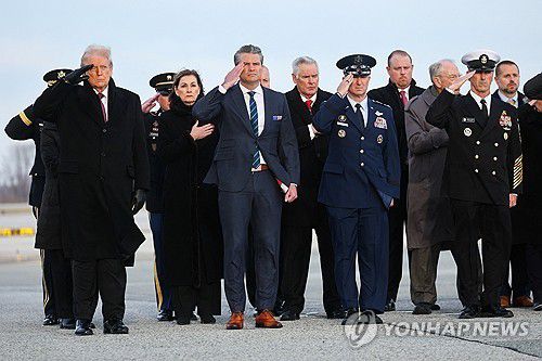 시리아에서 전사한 미군 병사 등 시신 귀환식 참석한 트럼프[美델라웨어주 도버 공군기지 로이터=연합뉴스. 재판매 및 DB 금지]