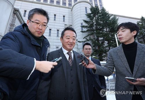 밝은 표정으로 법원 나서는 이웅열 코오롱 명예회장(서울=연합뉴스) 김도훈 기자 = 골관절염 유전자치료제 인보사케이주(인보사) 성분 조작 관련 의혹으로 재판에 넘겨진 이웅열 코오롱 명예회장이 29일 오전 서울 서초구 서울중앙지법에서 열린 1심에서 무죄 선고를 받은 뒤 청사를 나서고 있다. 2024.11.29 superdoo82@yna.co.kr