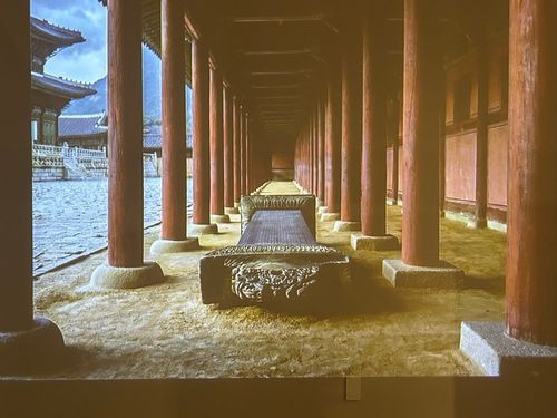 AI로 만든 영상     (서울=연합뉴스) 김예나 기자 = 18일 서울 광화문 대한민국역사박물관에서 개막한 '1945-1948 역사 되찾기, 다시 우리로' 특별전에서 해남 명량대첩비를 다룬 영상이 나오고 있다. 영상은 생성형 인공지능(AI)을 활용해 만들었다. 2025.12.18     yes@yna.co.kr