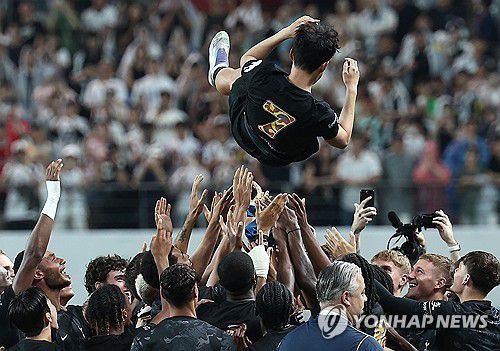 안녕 손흥민(서울=연합뉴스) 서대연 기자 = 올여름 팀을 떠나기로 한 토트넘 홋스퍼 손흥민이 지난 3일 서울월드컵경기장에서 열린 2025 쿠팡플레이 시리즈 뉴캐슬 유나이티드와의 친선경기가 끝난 뒤 동료 선수들로부터 헹가래를 받고 있다. 2025.8.4