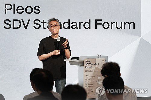 현대차그룹, 플레오스 SDV 스탠다드 포럼 개최(서울=연합뉴스) 송창현 현대차·기아 AVP본부장 사장이 20일 경기도 판교 소프트웨어드림센터 사옥에서 열린 '플레오스(Pleos) SDV 스탠다드 포럼'에서 발표하고 있다. 2025.8.20 [현대차·기아 제공. 재판매 및 DB 금지] photo@yna.co.kr