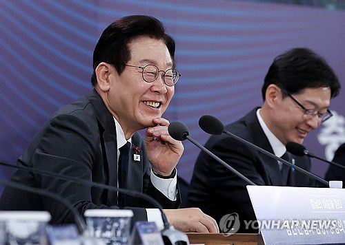 이재명 대통령, 충남 타운홀미팅 마무리 발언(천안=연합뉴스) 김도훈 기자 = 이재명 대통령이 5일 충남 천안시 한국기술교육대학교에서 열린 '충남의 마음을 듣다' 타운홀미팅 간담회에서 마무리 발언하고 있다. 2025.12.5 superdoo82@yna.co.kr